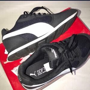 Puma sneakers
Black/ white
Women’s
